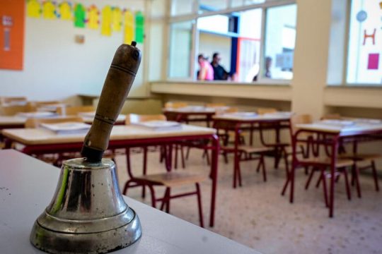 Αίγινα: Συνελήφθη 16χρονη που απείλησε με σουγιά συμμαθητές της